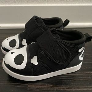 Squeaky Shoes with ON/OFF switch. Ikiki Skull & Crossbone Shoes. Size 11 toddler